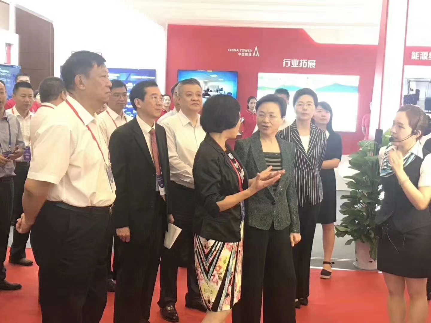 大會(huì)出席主要領(lǐng)導(dǎo)參觀與會(huì)企業(yè)展示區(qū)